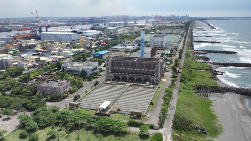 高雄港:中洲污水處理廠每日汙水處理量超過75萬噸，主要是將高雄市左營以南至小港以北所截取的污水經前鎮匯流，再經過港海底幹管集中於處理廠進行污水處理後，透過海洋放流管排放到外海