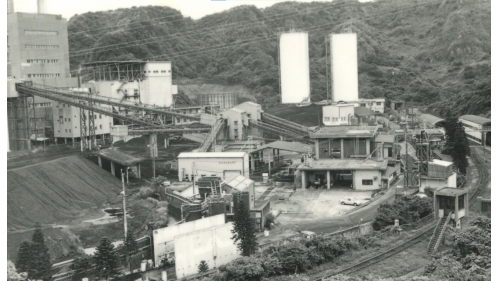 深澳火力發電所位於建基礦場旁，於1960年完工，總裝置容量40萬瓩，為全球最先進的發電設備之一，啓用時超越大觀電廠成為台灣最大的。