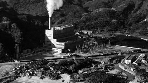 深澳火力發電所位於建基礦場旁，於1960年完工，總裝置容量40萬瓩，為全球最先進的發電設備之一，啓用時超越大觀電廠成為台灣最大的。深澳發電廠於2007年9月30日除役。