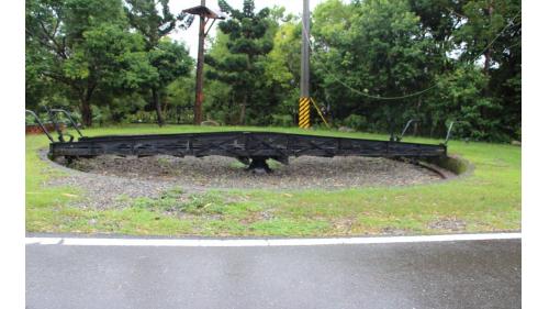 當太平山鐵路土場至天送埤站，鐵軌因豪雨而毀損不堪使時，由羅東站來的火車，就要在天送埤迴轉盤調頭。