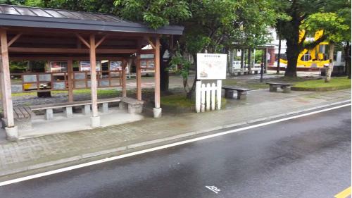 三星車站舊名叭哩沙車站，三星站目前已闢建為洛克馬公園，靠近馬路邊的木造候車亭，是至今僅存的車站遺跡。