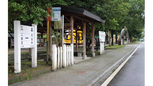 三星車站舊名叭哩沙車站，三星站目前已闢建為洛克馬公園，靠近馬路邊的木造候車亭，是至今僅存的車站遺跡。