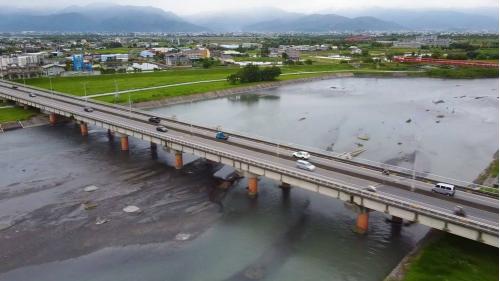 歪仔歪橋原為檜木橋，現為水泥橋，橫跨羅東溪。天送埤站至歪仔歪站，係租用臺南製糖株式會社的鐵路。本站現今已不存在。