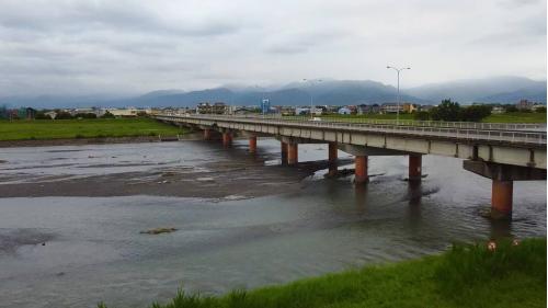 歪仔歪橋原為檜木橋，現為水泥橋，橫跨羅東溪。天送埤站至歪仔歪站，係租用臺南製糖株式會社的鐵路。本站現今已不存在。