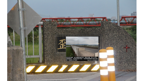 歪仔歪橋原為檜木橋，現為水泥橋，橫跨羅東溪。天送埤站至歪仔歪站，係租用臺南製糖株式會社的鐵路。本站現今已不存在。