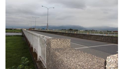 歪仔歪橋原為檜木橋，現為水泥橋，橫跨羅東溪。天送埤站至歪仔歪站，係租用臺南製糖株式會社的鐵路。本站現今已不存在。