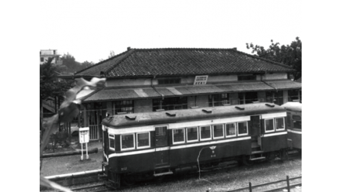 1913~1915年(大正2~4年)旗山車站創建，站體前後鋪設五分車鐵道，東經旗尾糖廠達美濃竹頭角庄、南抵九曲堂庄轉接縱貫鐵道，進而連通高雄港，乃至全台，是糖業鐵路「旗尾線」最重要的客貨運輸樞紐。