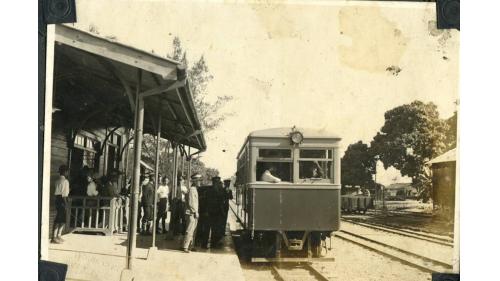 1927年臺糖會社宣布旗尾線改為乘客本位的經營模式，不僅改善車頭、車廂，並增加班次及增設車站。其經營理念近似今日的捷運系統。載客量逐年遞增，1941年旗尾線旅運量已有713,390人。