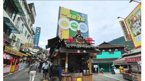 1956年，內灣蘊藏豐富煤礦及杉木與桂竹，因交通不便使當地飲食店、旅館、酒店、戲院等應運而生，使內灣街道繁華一時，有小上海之稱。