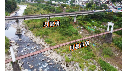 在內灣線終點附近，還有一座內灣吊橋及新建的內灣橋橫跨油羅溪，溪水清澈橋風古樸，令人忘憂，也是不可錯過的景點。