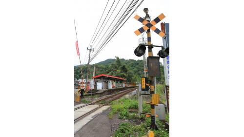 富貴車站緊鄰平交道，月台呈少見的弧形，不遠處的鐵路平交道，鐵路與道路呈「X」形斜向交叉，而非一般常見的垂直交叉。