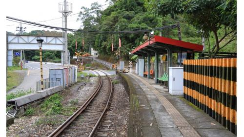 富貴車站緊鄰平交道，月台呈少見的弧形，不遠處的鐵路平交道，鐵路與道路呈「X」形斜向交叉，而非一般常見的垂直交叉。