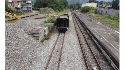 九讚頭車站設有一座大型停車場，站內堆滿砂石，並有運送砂石的貨車停泊。