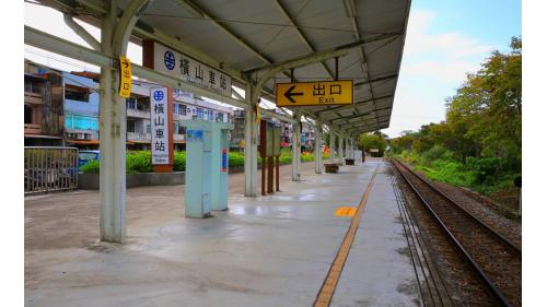 橫山車站於1950年設站，最初為簡易站，後來因台三線路面拓寬工程，於1989年時將舊站房拆除，目前僅剩一座候車亭及月台。