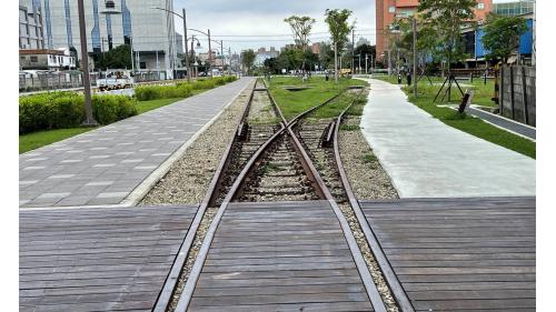 五福車站位於桃園市蘆竹區，為一貨運車站，僅有線路，未設站房及月台，是林口線最先設置的車站之一。