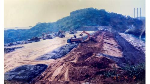 為因應基隆地區用水量需求大增，新山水庫於1993年進行加高工程，總蓄水量由400萬立方公尺增至1,000萬。