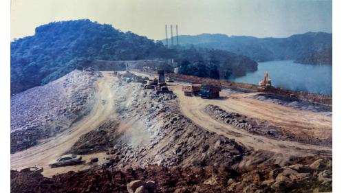 為因應基隆地區用水量需求大增，新山水庫於1993年進行加高工程，總蓄水量由400萬立方公尺增至1,000萬。