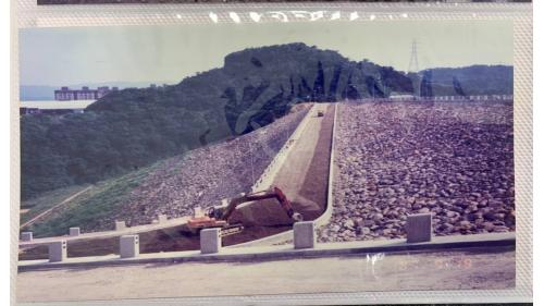 為因應基隆地區用水量需求大增，新山水庫於1993年進行加高工程，總蓄水量由400萬立方公尺增至1,000萬。