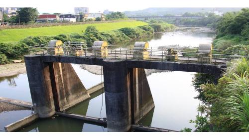 位於基隆河八德橋上游300公尺處，於1980年完成，堰長63公尺，左岸為固定堰，堰頂標高12.5公尺，靠左岸為排砂道，設升降式鋼鈑排砂閘門二座，各寬7.2公尺，閘門底檻標高11公尺。設計最大引水量每日280,000噸。