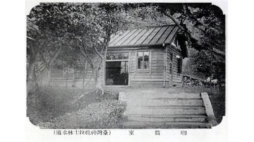 士林(神社)水道的水源為雙溪山腹湧泉，以六吋鐡管送水至士林市街、以四吋鐵管延伸送水至神社唧筒井再送至神社貯水池(淨水池)，經明治橋，跨越基隆河，供給大龍峒居民用水。