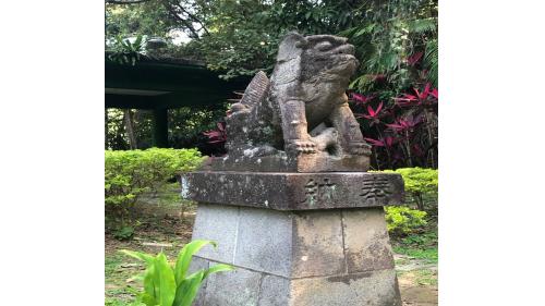 通往神社的階梯是兩段式，中間有一小平台，守護神社的「狛犬」就位於此地，狛犬石座上刻著「奉納」。