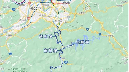 新店溪涵蓋南勢溪、北勢溪兩大支流流域，淡水河水系三大支流之一，河長81公里，流域面積921平方公里，是大台北地區主要水源。