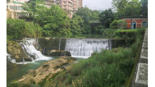  
將東勢溪跟西勢溪匯流的水，經由照片右方的第三代幫浦間，將水抽到淨水廠。上方橋樑為雙龍橋。