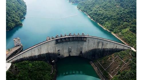  
翡翠水庫設施包括主壩、溢洪道、落水池、副壩、翡翠電廠與靜水池