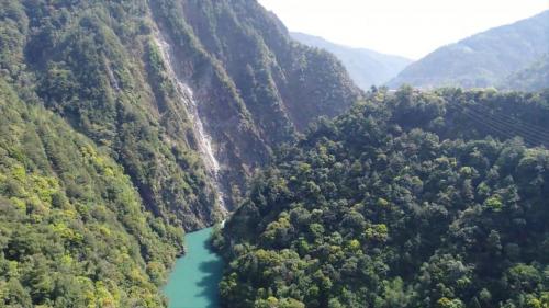  大甲溪發源於中央山脈，流量豐沛、水質清澈，上游地勢陡峻山高谷深，自上而下設有德基、青山、谷關、天輪（包括新天輪）、馬鞍、社寮及后里等七座電廠。及德基水庫、青山壩、谷關壩、天輪壩與馬鞍壩等五座水壩。