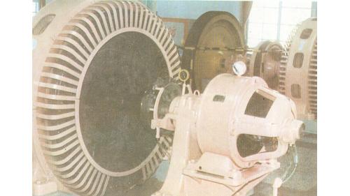 原有兩部機組，每部機四百五十瓩，於1994年將兩部舊的發電汰換為一部發電機組。