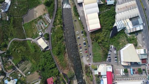 社寮電廠發電完的尾水由尾水出口流至八寶圳灌溉下游的農田，面積約為2200公頃。