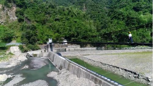 利用埔里盆地西緣觀音山下南港溪的溪水，在南港溪興建北山坑堰，經引水隧道將水導入沈砂池，至北山坑電廠前池，經壓力鋼管再利用50公尺落差，帶動水輪機發電。