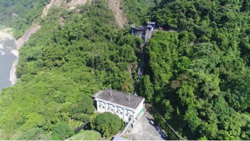 日月潭水力發電計畫所需電力的北山坑電廠前池及壓力鋼管俯瞰