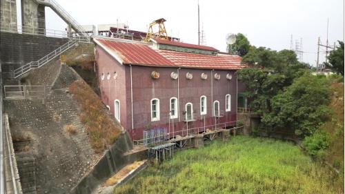 為座落於台灣雲林縣林內鄉烏塗村的小型水力發電廠，係利用約15公尺水頭落差形成川流式水力發電廠，1921年開工，1923年2月完工啟用。