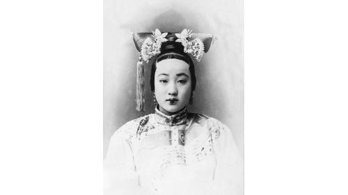 光緒之珍妃支持1898年戊戌變法，因變法失敗，珍妃失去自由，太后重新執政。此舉引發民間更激烈的改革主張，希望推翻帝制，建立共和。
 