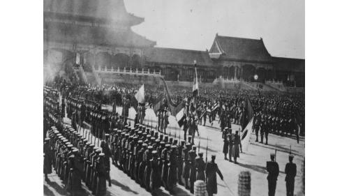 圖為紫禁城內的聯軍。1900年6月21日，清政府向11國宣戰。並懸賞捕殺洋人，「殺一洋人賞50兩；洋婦40兩；洋孩30兩」，義和團及朝廷軍隊圍攻各國在北京的使館。
 