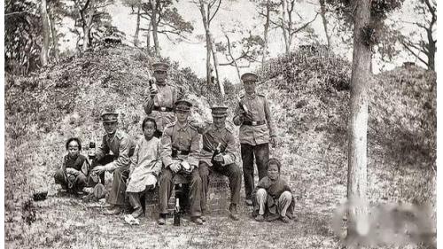 1900年6月八國聯軍與滿清政府開戰時，由於民眾不滿政府，有不少中國民眾充當前驅為聯軍帶路，此由各地華人組成的帶路黨，為聯軍竭誠效力，甚至出生入死，華勇營即帶路黨之一。