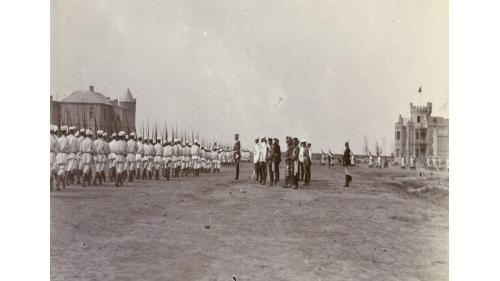 圖為俄羅斯軍隊在天津。1900年6月聯軍進攻並佔領天津機器局東局，義和團及清軍也進攻天津租界。