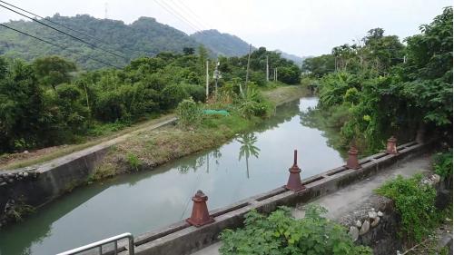 葫蘆墩圳改道經南幹渠自石岡壩取水，在萬定汴分流，一條分流匯入葫蘆墩圳幹線，另一條分流往下溪洲圳。萬定汴在當地又被稱為「三分水」或「人命水」，因為1768年(乾隆三十三年)四月，東西兩上堡為水爭執，西上堡有3人死亡，所以當地人稱此地為「人命水」。