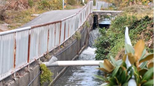  葫蘆墩圳改道經南幹渠自石岡壩取水，在萬定汴分流，一條分流匯入葫蘆墩圳幹線，另一條分流往下溪洲圳。