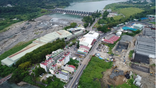 1977 年石岡水壩完工，於食水嵙溪新建取水口，舊鐵橋下的取水口功成身退，葫蘆墩圳改道經南幹渠道合八寶圳，由石岡壩統一引水。