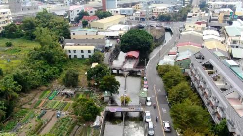 大鴛鴦汴水門將葫蘆墩圳一分為二，左側為東汴幹線向南往潭子、北屯一帶前進；右側為西汴幹線，則往大雅、西屯一帶。