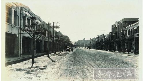  1905年日人規劃的新竹街，以新竹廳舍為中心。1908年南北縱貫鐵路通車，1913年第四代新竹驛完工。1920 年，新竹廳改新竹州。