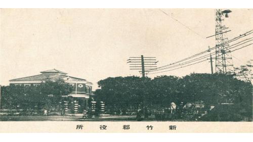  1905年日人規劃的新竹街，以新竹廳舍為中心。1908年南北縱貫鐵路通車，1913年第四代新竹驛完工。1920 年，新竹廳改新竹州。原於城隍廟附近之行政區改劃旭町公家。東門町因為鄰近火車站，為日治時期主要開發範圍；1930 年代開發完成 ，日人治台商業活動逐漸由北門町移向東門町。新竹街於日治時期經市區改正後，市街工商業日益繁榮，衛生飲用水供給成為當時首要建設之設施。