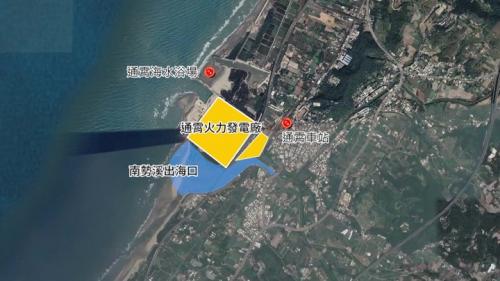 地處苗栗縣通霄鎮，南為南勢溪出海口，北接通霄海水浴場，鄰近通霄火車站，來往交通便利。