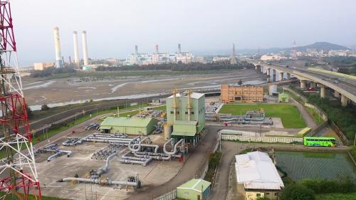 通霄電廠所需之天然氣，透過從永安與台中港兩處的液化天然氣接收站輸送而來，運抵中油通霄轉輸中心後，再透過1.3公里的地下天然氣輸送管路輸送至廠區內。