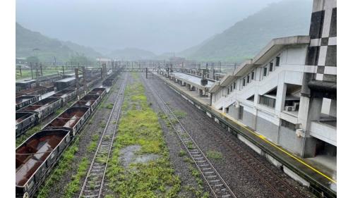 蘇澳新站位於蘇澳鎮台9線旁，為北廻鐡路的起站，是距離武荖坑風景區最近的車站。