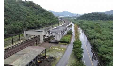 永樂車站為三等站，僅有區間車停靠，客運旅次較低，以貨運為主，係台泥的水泥貨運基地，也是台泥蘇澳廠的主要進出門戶，因此設置有寬廣的場站區，以及多條供貨運列車停靠與通過的側線，常有散裝水泥貨車停在站區。