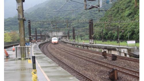 永樂車站為三等站，僅有區間車停靠，客運旅次較低，以貨運為主，係台泥的水泥貨運基地，也是台泥蘇澳廠的主要進出門戶，因此設置有寬廣的場站區，以及多條供貨運列車停靠與通過的側線，常有散裝水泥貨車停在站區。