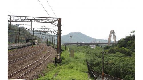 永樂車站為三等站，僅有區間車停靠，客運旅次較低，以貨運為主，係台泥的水泥貨運基地，也是台泥蘇澳廠的主要進出門戶，因此設置有寬廣的場站區，以及多條供貨運列車停靠與通過的側線，常有散裝水泥貨車停在站區。